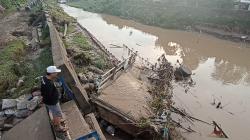 Jembatan Penghubung Kaliwungu–Brangsong Roboh Diterjang Banjir Sungai Waridin