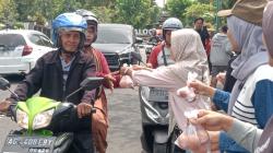 Peternak Telur Tulungagung Prihatin Harga Anjlok, Ribuan Telur Dibagikan Gratis ke Warga