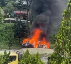 Toyota Vellfire Ludes Terbakar di Tol Cipularang Purwakarta, Lima Penumpang Selamat