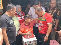 Gen Z Surabaya Turun ke Kampung Bagikan Sembako untuk Warga Rentan