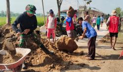 Anggota Satgas TMMD dan Warga Bongkar Bongkahan Tanah Padas Besar, Ini Alasannya