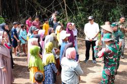 Momen Akrab Bupati Sragen, Danrem dan Dansatgas Diserbu Warga di Lokasi Sumur Bor TMMD