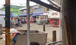 Ketika Gerobak Martabak Manis Punya Tugas Negara, Jadi Palang Perlintasan Kereta Darurat