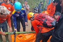 Sedang Asyik Berfoto, Dua Gadis Asal Karawang Tewas Terkena Longsor di Curug Cileat Subang