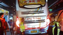Gagal Jaga Jarak, Pemotor Trenggalek Luka Parah Usai Tabrak Belakang Bus Sugeng Rahayu di Jombang