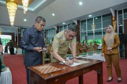 Wabup Barru Beri Peringatan Keras ke 35 Calon Kepala Desa: Jangan Saling Menjelekkan