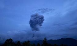 Gunung Dukono Meletus Malam Ini, Abu Vulkanik Membumbung Hampir 4 Kilometer