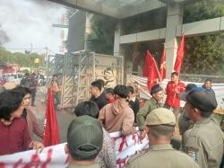 Ricuh di Depan Balaikota Tangsel, Mahasiswa Soroti Miras hingga Parkir Liar