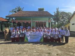 Peringati Hardiknas 2026, Pegadaian Purwokerto Bagikan Perlengkapan Sekolah untuk Siswa di Cilacap
