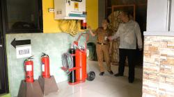 Usai Kebakaran Dekat Sekolah, Alumni SMAN 112 Pasang 30 APAR Ini