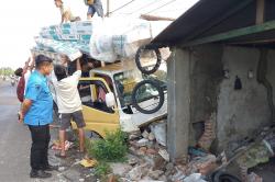Kecelakaan Truk Material Bangunan Tabrak Pagar Rumah Warga di Jombang, Diduga Sopir Mengantuk