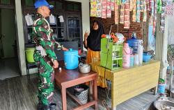 Provos TNI Sisir Warung-Warung, Pastikan Seluruh Satgas TMMD Tak Tinggalkan Utang