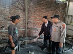 Nongkrong di Warkop Sidoarjo, Gadis 18 Tahun Tewas Diduga Tersengat Listrik dari Kursi Besi