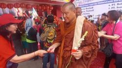 Puluhan Biksu Thudong Menuju Borobudur Disambut Warga di Kertosono