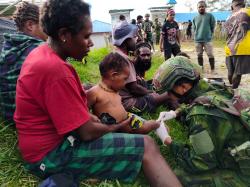 Satgas Yonif 621 Manuntung Gelar Bakti Sosial di Sinak Papua, Bagikan Pakaian dan Alkitab