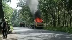 Truk Bermuatan Kombi Terbakar di Kedungpring Lamongan, Kabin Hangus Tak Tersisa