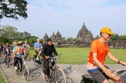 Naik Sepeda Onthel di Prambanan Klaten, Dubes Belanda Takjub Disoraki 