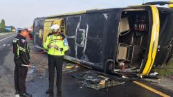 Kecelakaan di Tol Jombang-Mojokerto: Bus Patas Tabrak Beton Lalu Terguling, 9 Orang Terluka