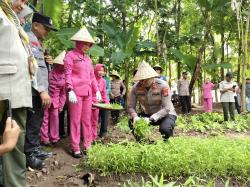 Sulap Lahan Kosong Jadi Produktif, Polres Gowa Ajak Warga Tanam Sayur di Pekarangan