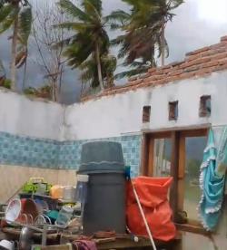 Angin Mengamuk di Pidie Jaya! Huntara Korban Banjir Rusak, Belasan Rumah Porak-Poranda