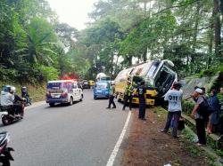 Rem Diduga Bermasalah, Bus Marita Tabrak Truk dan Masuk Parit di Cugenang, 20 Penumpang Terluka