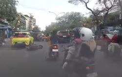 Terserempet Lalu Ditabrak Mobil Listrik, Pelajar Perempuan di Surabaya Dilarikan ke Rumah Sakit