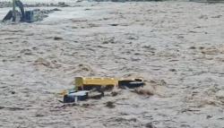 Viral Video Truk Hanyut Terseret Arus Deras Sungai Jeneberang Gowa, Warga Histeris!