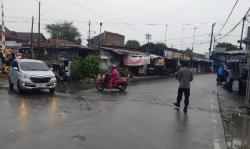 Strong Point Anggota Samapta Polsek Cilegon Urai Kepadatan Kendaraan