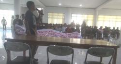 DPRD Sumba Timur Kosong Saat Didatangi GEMS, Massa Demo Gelar Sidang Dadakan