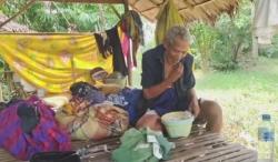 Memprihatinkan, Lansia di Pandeglang Tinggal Sendiri di Gubuk Sempit Dekat Kandang Kerbau