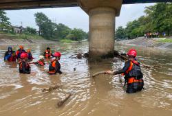 Tragis! Warga Semarang Hanyut Diterjang Air Bah saat Beraktivitas di Sungai Banjir Kanal Barat
