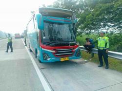 Bus Pariwisata Tabrak Truk Boks Muatan Keramik di Tol Jombang-Mojokerto, Sopir Tewas