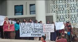 Ratusan Mahasiswa Geruduk Kantor Bupati dan DPRD Pringsewu, Aksi Sempat Memanas