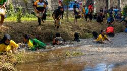 Emak-Emak di Palangka Raya Seru Ikuti Lomba Tangkap Ikan Gabus dan Belut dengan Tangan Kosong