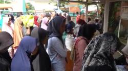 Antre sejak Pagi, Seorang Ibu di Cilegon Pingsan saat Tunggu Pembagian Bansos