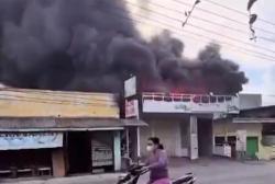 Kebakaran Toko Oleh-oleh Haji dan Umroh di Jombang Dipicu Korsleting Listrik, Kerugian Rp250 Juta
