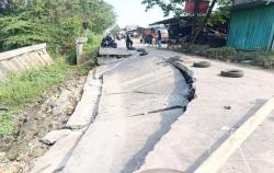 Longsor Lagi! Jalan CBL Cibitung Bekasi Nyaris Putus dan Membahayakan Warga