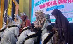 Tangis Haru Warnai Wisuda Tahfiz SD Mumtaz, Siswa Pakaikan Mahkota untuk Orang Tua