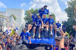 Bobotoh Pesta Pora, Teriakkan Nama Pemain Persib Bandung Menggema di Sepanjang Rute Pawai Juara