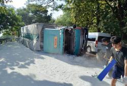 Truk Tronton Terguling di Tikungan Bokong Semar Piyungan, Dua Orang Terluka