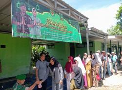 Ratusan Warga Antre Sejak Pagi, Kodim Pandeglang Bagikan 180 Paket Daging Kurban