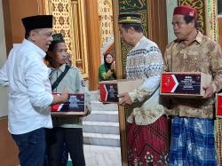 Marbot Masjid Terharu Terima Bingkisan di Tengah Semarak Takbir Keliling Iduladha
