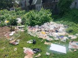 Sampah Bekas Pasar Malam Menumpuk di Barru, Wajah Kota Jadi Kumuh