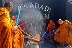 Prosesi Pengambilan Api Dharma Waisak 2026 di Api Abadi Mrapen Godong Berlangsung Khidmat