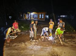 Kesal Jalan Rusak Tak Diperbaiki, Warga Kompak Perbaiki Jalan Secara Swadaya
