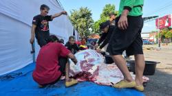 DPD PDI Perjuangan Jateng Sembelih 17 Sapi dan 20 Kambing, Daging Kurban Dibagikan untuk Wong Cilik