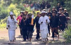 Jelang Yadnya Kasada Bromo, Warga Tengger Gelar Ritual Mendak Tirta di Madakaripura