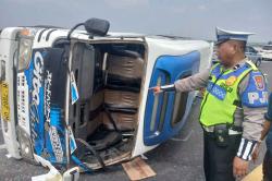 Tragis! Elf Rombongan Pengantin Kecelakan di Tol Jombang-Mojokerto, 10 Orang Luka