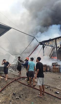 Gudang Distributor Peralatan Rumah Tangga di Tropodo Waru Sidoarjo Terbakar