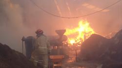 Pabrik Serbuk di Jombang Hangus Terbakar, Kobaran Api Ketahui Pengendara Motor